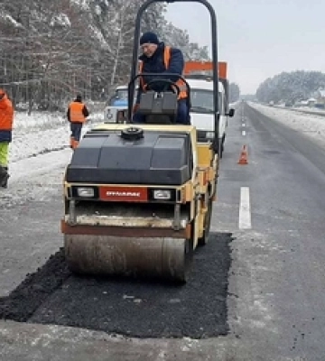 На Волині чистять і латають важливі дороги 