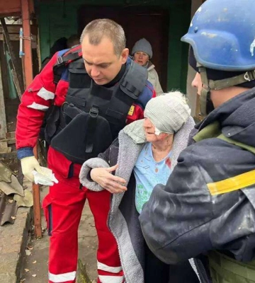 В Никополе спасли женщину из-под завалов дома, в который попал российский снаряд. Фото