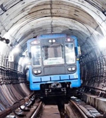 Вода по подошву и выше: метро Киева затопило, видео