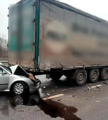 На Полтавщині два легковики врізалися у припарковані фури