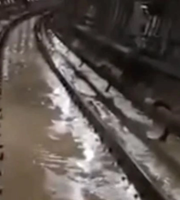 Аварія в метро Києва: колії заливає водою