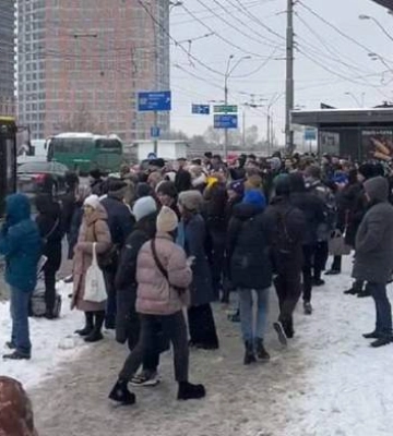 В Киеве ряд станций метро закрыли на ремонт: люди стают в очереди к автобусам