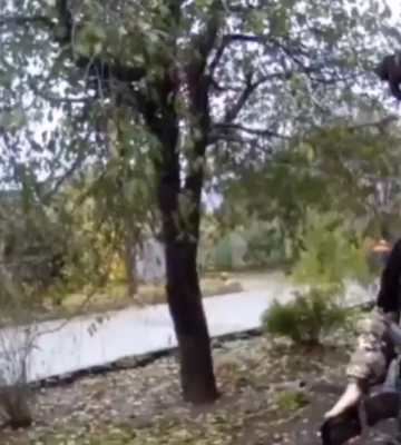 Поліція Херсона надала допомогу постраждалій від обстрілу: жінка отримала осколкове поранення голови. ВІДЕО