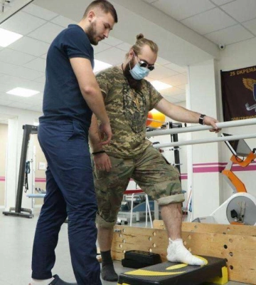 У Дніпрі працює реабілітаційний центр, де щодня допомагають військовим з важкими пораненнями