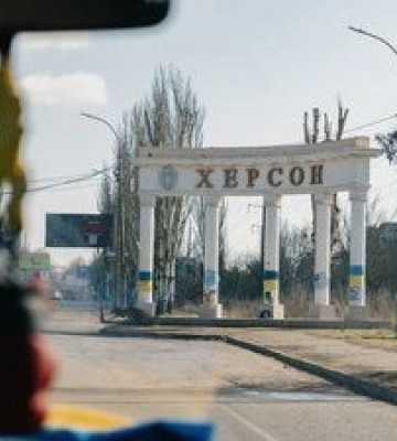 Є влучання у житловий сектор: у Херсоні поранено 46-річну жінку