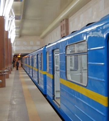 Вздовж закритої ділянки метро організували рух 77 автобусів та 20 тролейбусів, - Кличко