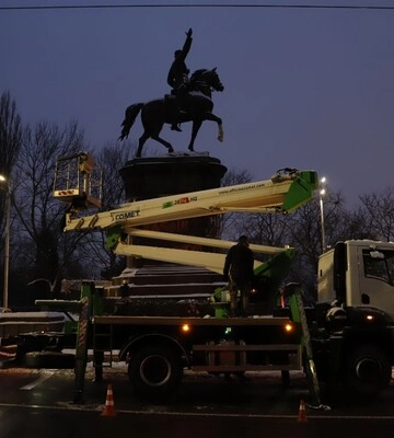 У Києві демонтують пам'ятник одному з радянських ватажків
