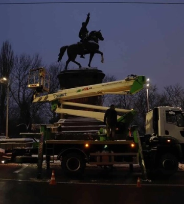 У Києві на світанку розпочався демонтаж пам’ятника Щорсу 