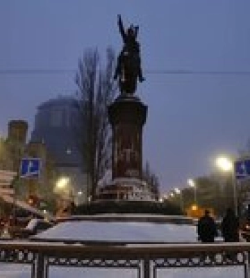 В Киеве начали демонтировать памятник Щорсу. Его перевезут в Жуляны — фото с места