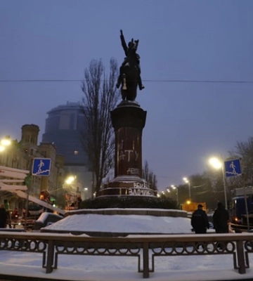В Киеве начали демонтаж памятника Щорсу