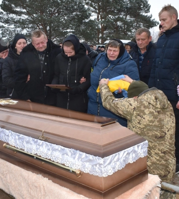 Ще один коровай ділили не на весіллі: на Волині попрощалися з молодим Героєм Андрієм Лахаєм