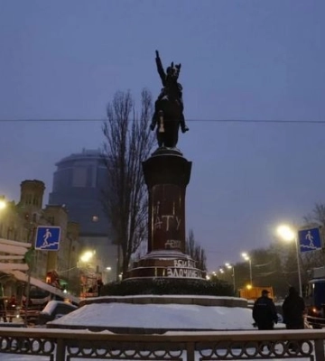 В Киеве с ночи демонтируют коммунистический памятник: что происхдит