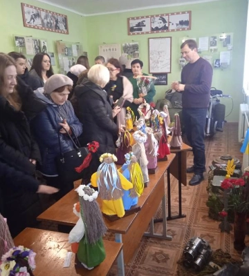 На Одещині майстриня створює красиві ляльки-мотанки