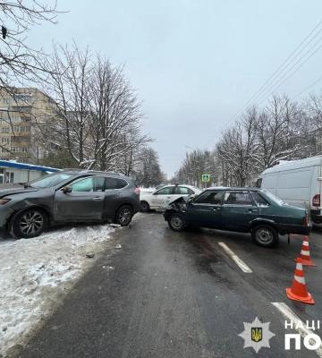 Двоє людей постраждали внаслідок зіткнення двох авто у Львові