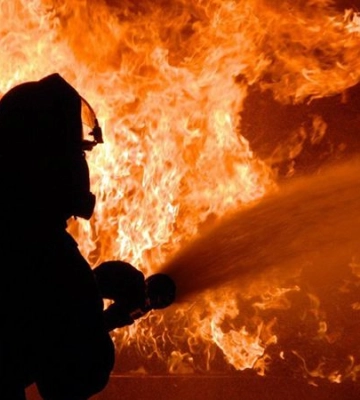 У Нікопольському районі у пожежі у будинку постраждала жінка
