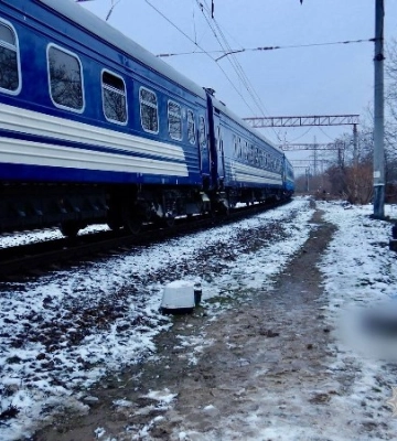 Сидів на коліях: в Одесі під потягом загинув чоловік