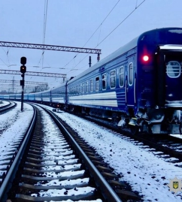 Сидів на коліях: в Одесі під потягом загинув чоловік