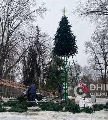 У Дніпрі у парку Шевченка встановлюють новорічну ялинку