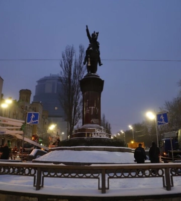 В Киеве демонтировали памятник офицеру большевиков Щорсу