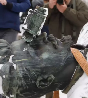 У Києві прибрали монумент більшовику Щорсу (ВІДЕО)