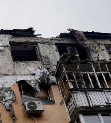 Наслідки обстрілу окупантами Херсону: один зі снарядів влучив у багатоповерхівку. ФОТОрепортаж