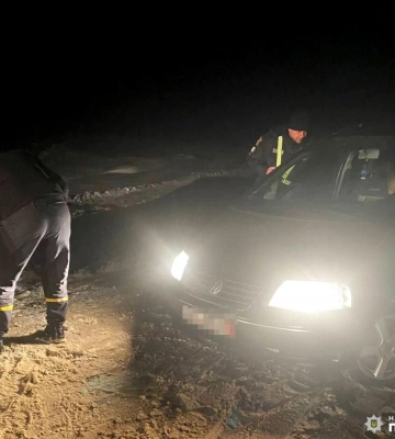 Жителька столиці заблукала на Рівненщині: сарненські поліцейські звільнили зі снігового замету авто