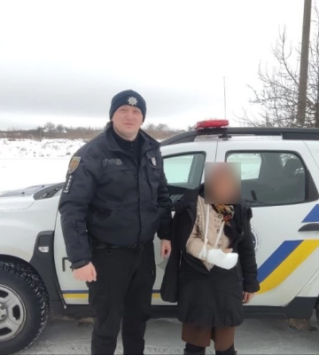 У Краснопіллі поліцейський допоміг літній жінці, яка травмувалася на вулиці