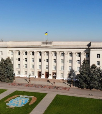Російська армія обстрілює Херсон, поранена жінка