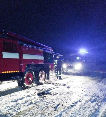 «Скорая» и три автомобиля застряли в заносах в Харьковской области