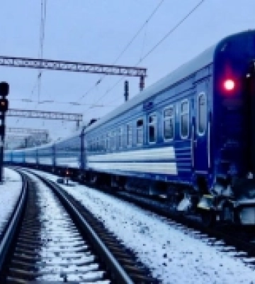 Сидів на коліях: в Одесі під колесами потяга загинув чоловік