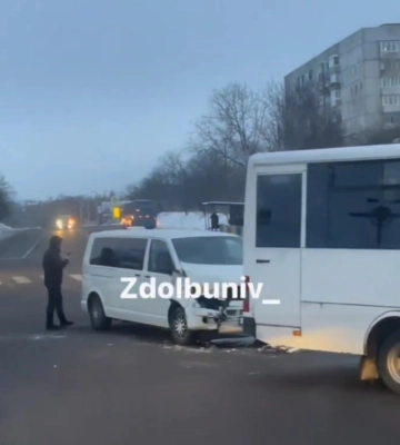 Авто на Рівненщині «поцілувало» маршрутку