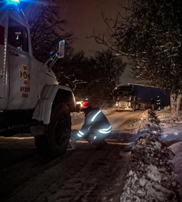 На Волині рятувальники відбуксирували дві вантажівки, які перегородили дорогу 