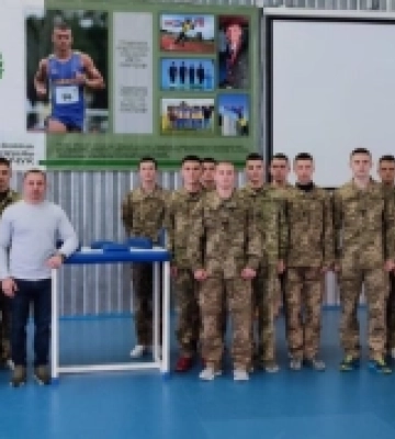 До курсантів військового ліцею з Острога завітав чемпіон-армреслер Адам Кузло