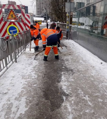 В КГГА просят водителей соблюдать безопасную дистанцию, а пешеходов носить фликеры