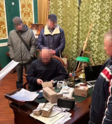 Столичного чиновника викрили на вимаганні хабаря за надання в оренду приміщення
