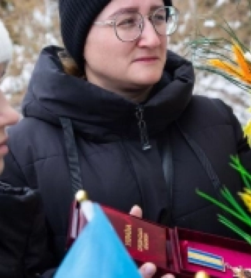 У Луцьку дружині та доньці загиблого нацгвардійця вручили його посмертну нагороду