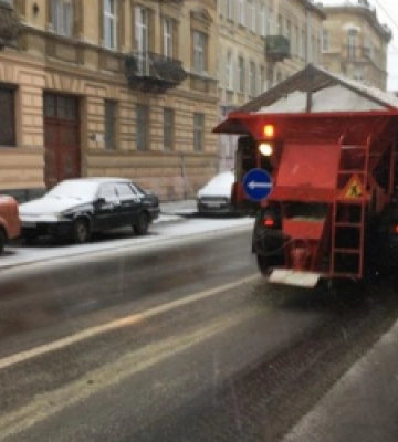 Уночі у Львові працювало 37 одиниць снігоприбиральної техніки