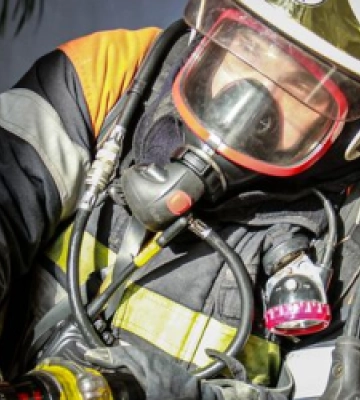 У Львові під час пожежі в квартирі вогнеборці врятували пенсіонерку