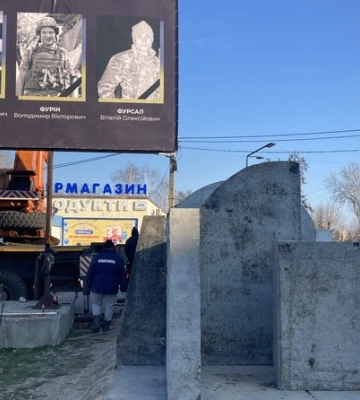 В одному з деокупованих міст Харківщини встановлюють бетонні укриття