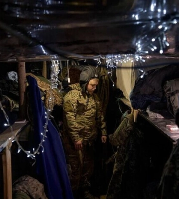 Украинские воины украсили блиндаж гирляндами: невероятные фотографии