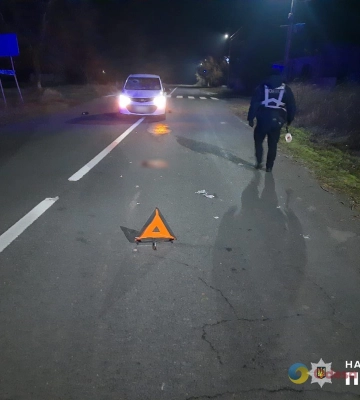 На Одещині автомобіль на смерть збив чоловіка, який перебігав дорогу у забороненому місці