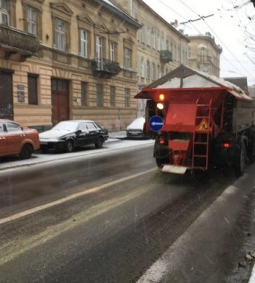 Уночі у Львові працювало 37 одиниць снігоприбиральної техніки