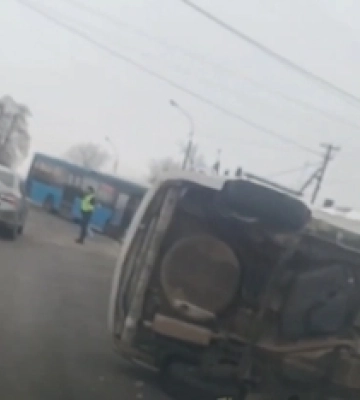 Біля Луцька – жорстка аварія за участю маршрутки: автівка перекинулася на бік (відео)