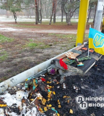В Днепре сгорел дотла &quot;народный мемориал&quot; напротив дома, разрушенного российской ракетой