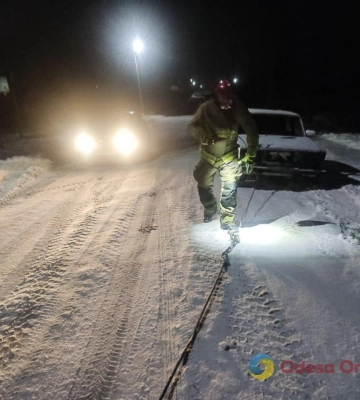 На Одещині рятувальники витягли легковик та вантажівку зі снігового замету 