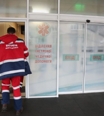 Окупанти обстріляли житлову забудову в Херсоні: поранення дістав чоловік