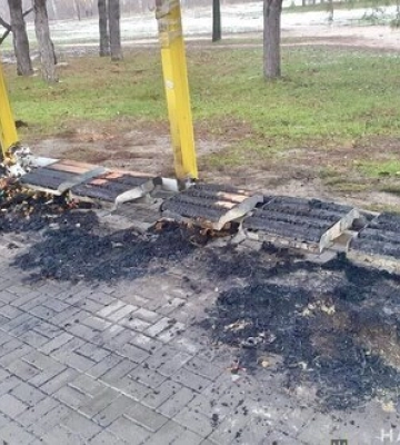 У місті Дніпро згорів &quot;народний меморіал&quot; загиблим від удару Росії 14 січня. ФОТОрепортаж