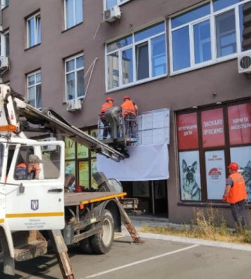 В этом году в Киеве демонтировали более 25 тысяч незаконных вывесок и рекламных конструкций