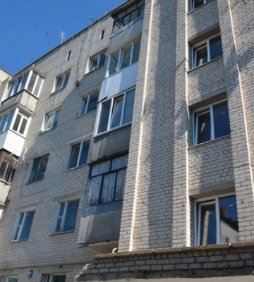 У Луцькій багатоповерхівці – скандал: мешканка «погризлась» з головою ОСББ