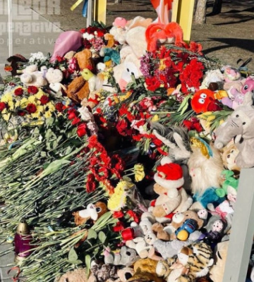 У Дніпрі вандали підпалили меморіал пам&#039;яті загиблих від ракетного удару по багатоповерхівці: відео